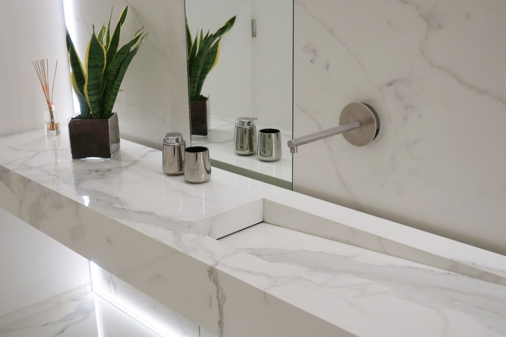 Lifestyle image for Ariostea Ultra Marmi Bianco Calacatta - 1200 x 2700  x 6 mm