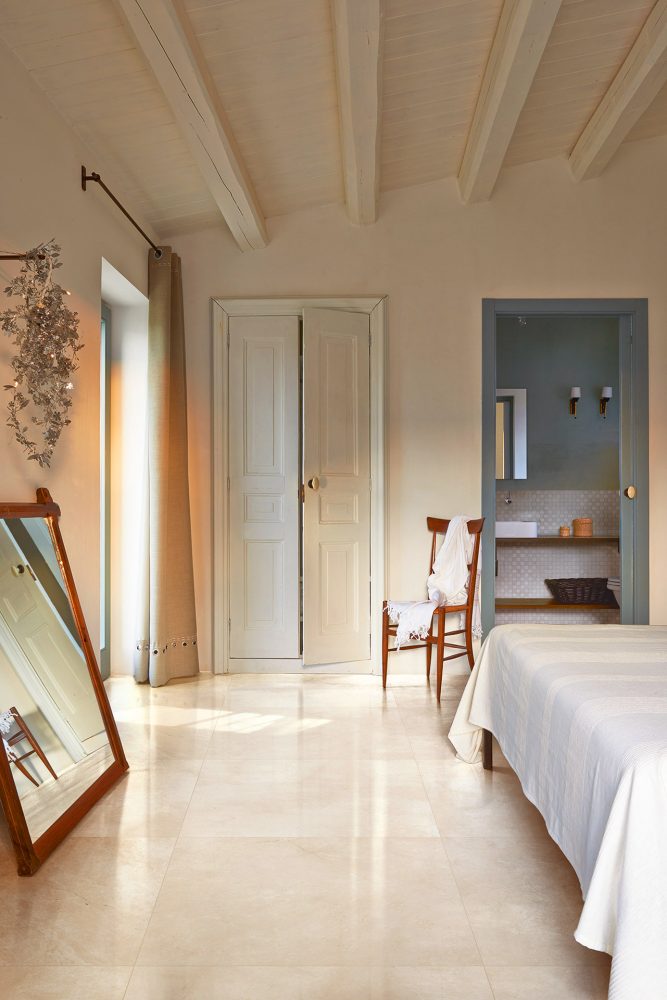 Additional lifestyle image for Ariostea Ultra Marmi Crema Marfil - 750 x 1500  x 6 mm